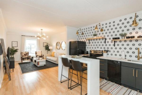 Music City Holiday 2 Bedroom 5 Beds POOL Parking